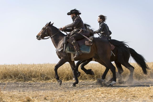 © BBC/Dusan Martincek - Porthos (HOWARD CHARLES), D'Artagnan (LUKE PASQUALINO)
