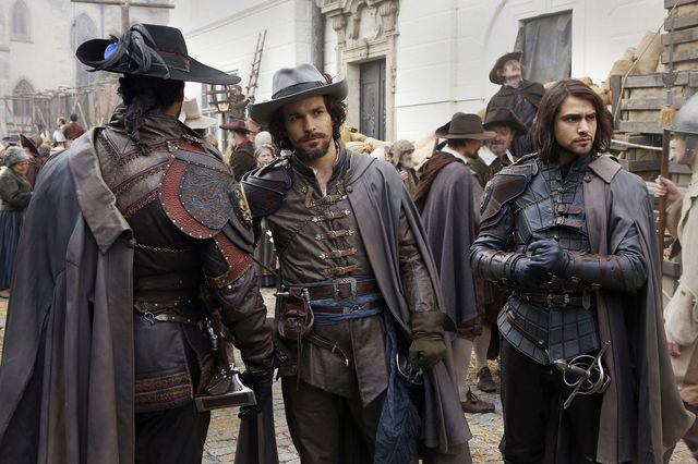 © BBC/Dusan Martincek - Aramis (SANTIAGO CABRERA), D'Artagnan (LUKE PASQUALINO)